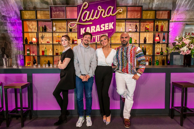 Laura Karasek mit den Gästen der ersten neuen Folge: Ronja von Rönne, Thilo Mischke und Massiv.