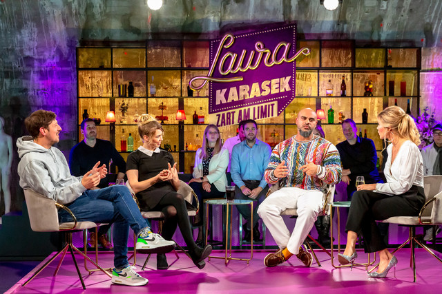 Laura Karasek unterhält sich mit ihren Gästen über die dunkle Seite.