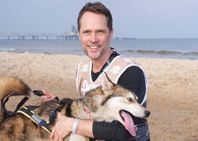 Matthias Schloo beim Schlittenhunderennen Baltic Lights im März 2024 am Strand der Ostsee-Insel Usedom in Heringsdorf.