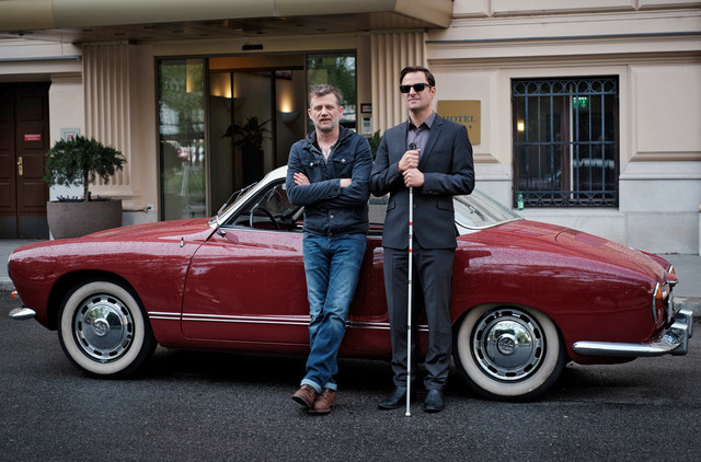 Der blinde Ex-Kommissar Alexander Haller (Philipp Hochmair) und sein Chauffeur Niko (Andreas Guenther, l.)