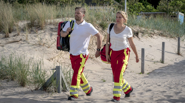 Nora Kaminski (Tanja Wedhorn) mit ihrem Rettungssanitäter-Kollegen Lars Hinrichs (Bo Hansen)
