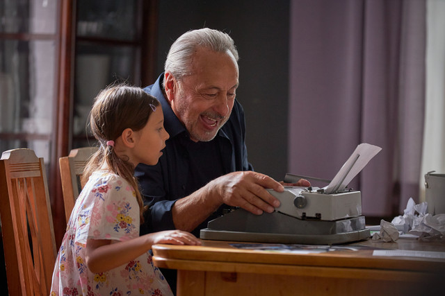 Enkelin Caroline (Greta Kasalo) ist fasziniert von Opa Stubbes Schreibmaschine.