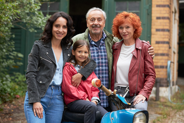 Stubbe mit seiner Frau Marlene (Heike Trinker, r.), Tochter Christiane (Stephanie Stumph, l.) und Enkeltochter Caroline (Greta Kasalo)