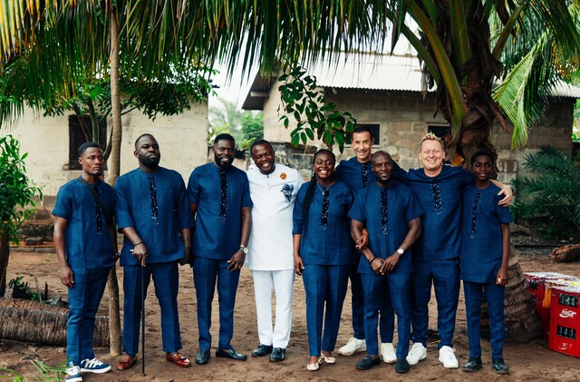 Kai Pflaume und Jens "Knossi" Knossalla bei einer traditionellen Hochzeit in Ghana.