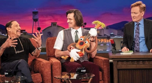 Mr Pikkles (Jim Carey) mit Uku-Larry neben Conan O'Brian und dem unerwarteten Fan Danny Trejo