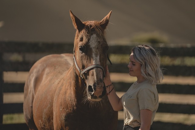 Issie (Macey Chipping) hat einen besonderen Draht zu Wildpferd Blaze.