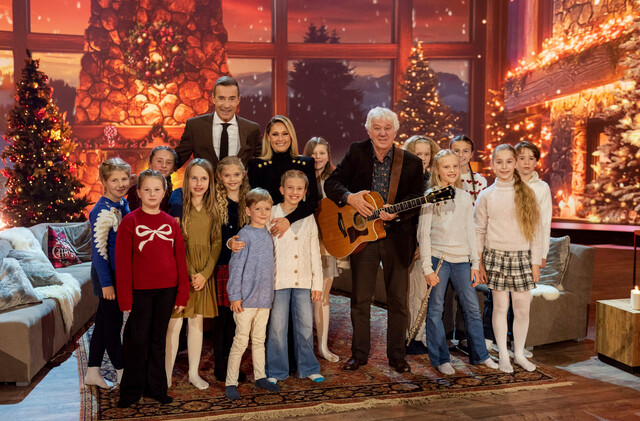 Helene Fischer und Rolf Zuckowski musizieren zusammen mit Kindern.