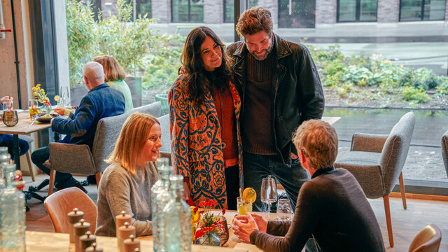 Kommissarin Anna Leitner (l., Bettina Lamprecht) und Psychologe Stefan Schwab (r., Michael Kessler) haben nicht geplant, Susanne (Bettina Zimmermann) mit ihrem Freund Franz (Peter Ketnath) zu treffen