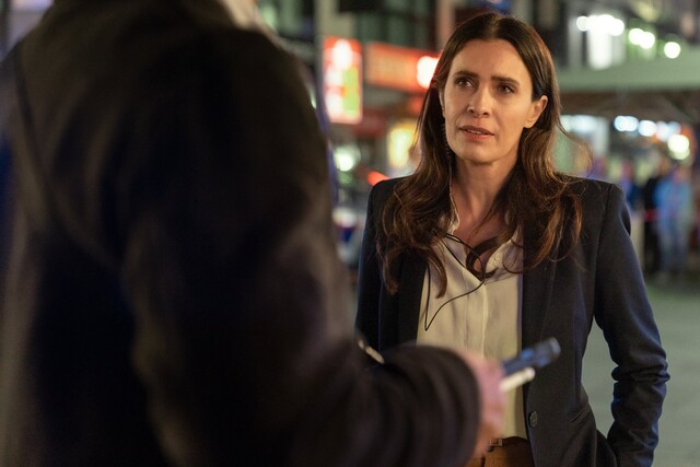 Die Chefin ist ihrem Inspektor durchaus zugeneigt: Majorin Evelyn Leitner (Doris Golpashin)