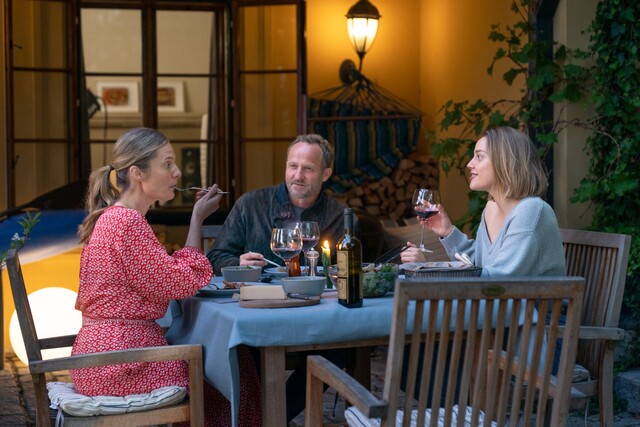 Dinner wie in seligen Tagen: Max Steiner mit Ex-Frau Sarah (Marie Burchard, l.) und der erwachsenen Tochter Anna (Sophie Borchhardt)