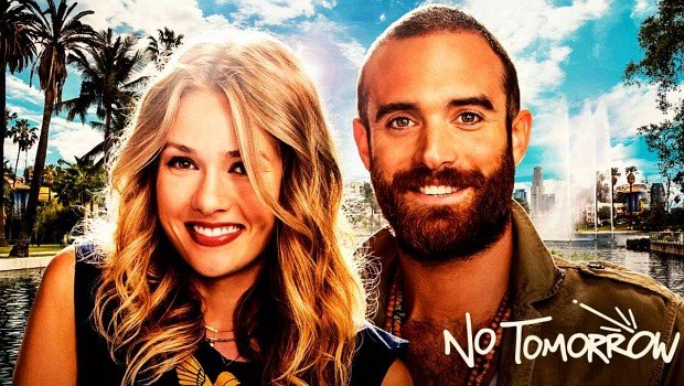 Evie (Tori Anderson) und Xavier (Joshua Sasse) stürzen sich in "No Tomorrow"