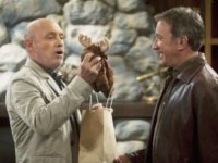 Am Arbeitsplatz fühlt sich Mike sichtlich wohl, bei einem Chef wie Ed (Hector Elizondo) ist das kein Wunder