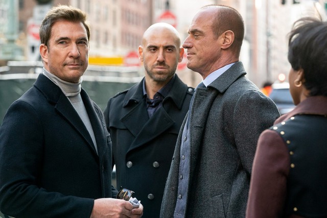 Duell auf offener Straße: Stabler (Christopher Meloni, 2. v. r.) und Geschäftsmann Wheatley (Dylan McDermott, l.)