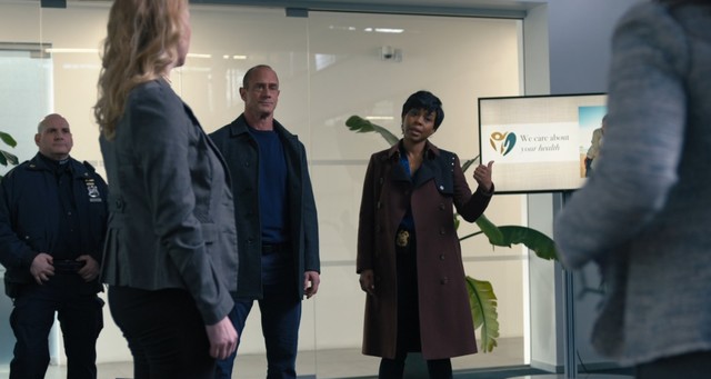 Stabler (Christopher Meloni) und Bell (Danielle Moné Truitt) lassen eine illegale Impf-Praxis hochgehen.