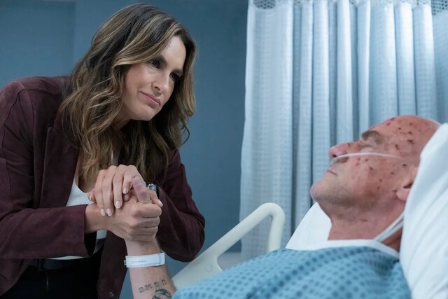 Olivia Benson (Mariska Hargitay) besucht Elliot Stabler (Christopher Meloni) am Krankenbett