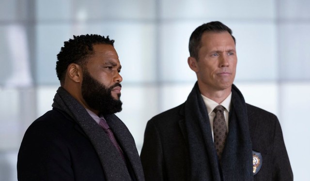 Eine konfliktbeladene Partnerschaft: die Detectives Bernard (Anthony Anderson, l.) und Frank Cosgrove (Jeffrey Donovan, r.)