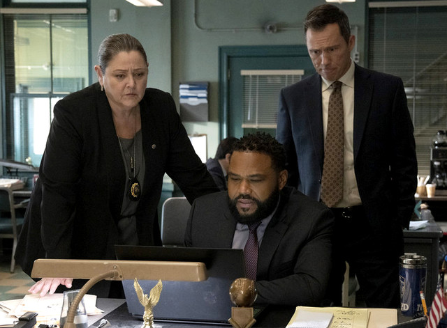 Die Ermittler des 27. Reviers (v. l. n. r.): Lieutenant Kate Dixon (Camryn Manheim), Detective Kevin Bernard (Anthony Anderson) und Detective Frank Cosgrove (Jeffrey Donovan)