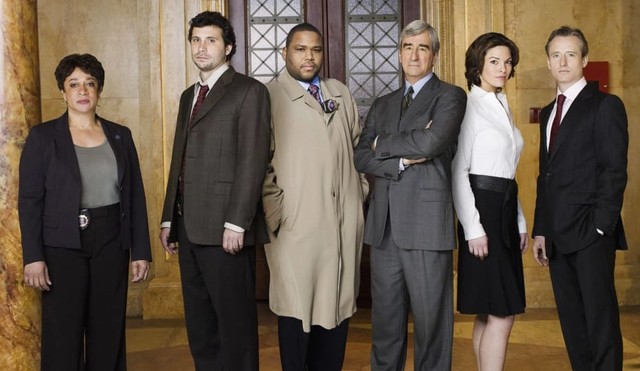 "Law & Order" im Jahr 2010: Lediglich Anthony Anderson (3. v. l.) und Sam Waterston (3. v. r.) sind auch 2022 wieder mit dabei