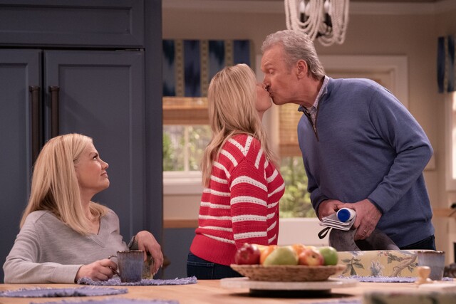 Carol (Kristen Johnston, l.) muss mit ansehen, wie sich Leanne (Leanne Morgan) und Bill (Ryan Stiles) aus alter Gewohnheit küssen.
