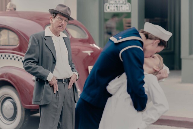 Am 14. August 1945 feiert die Menge in New York das Ende des 2. Weltkriegs - und ein sp&auml;ter weltber&uuml;hmter Kuss befl&uuml;gelt den Beobachter Larry David.