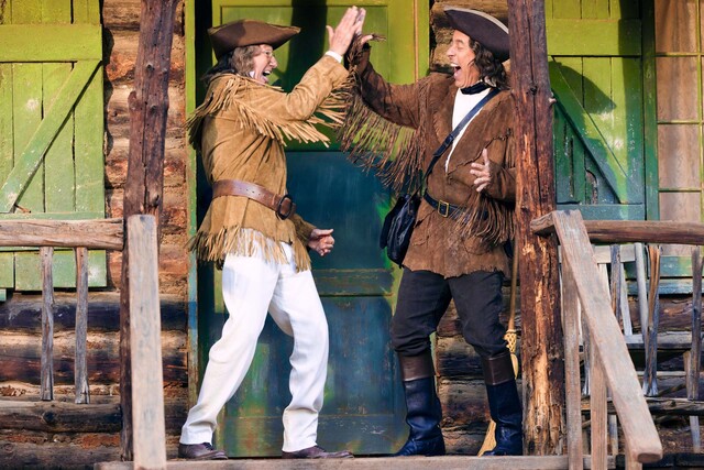 Meriwether Lewis (Larry David) und sein Kumpel William Clark (Jerry Seinfeld, r.) jubeln, dass keine Frauen auf dem Ausflug zum Pazifik nerven werden.