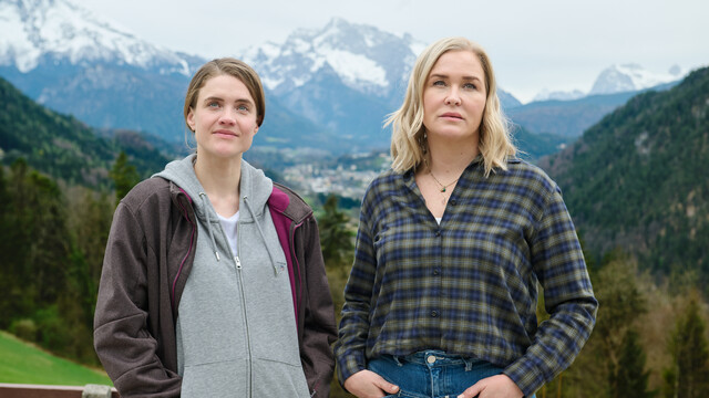 Novizin Veronika Mittermeier (Miriam Fussenegger, l.) vertraut Lena Lorenz (Judith Hoersch, r.) an, dass sie im achten Monat schwanger ist.