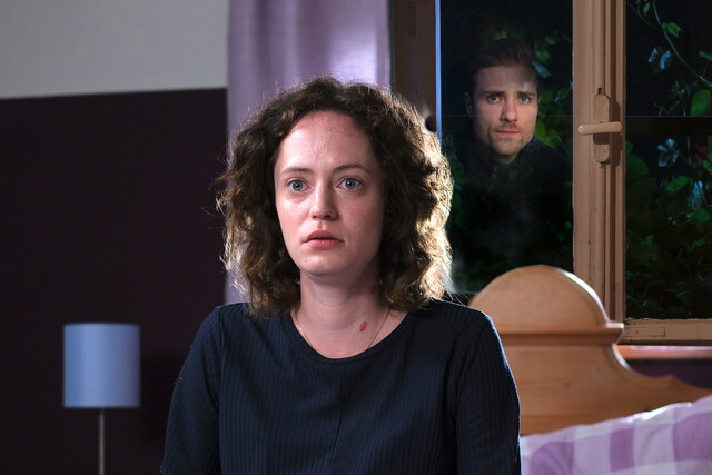 Zu Sina Schumachers (Fanny Altenburger) Entsetzen hat Kenny Hofer (Lukas T. Sperber) herausgefunden, wo sie sich aufh&auml;lt.