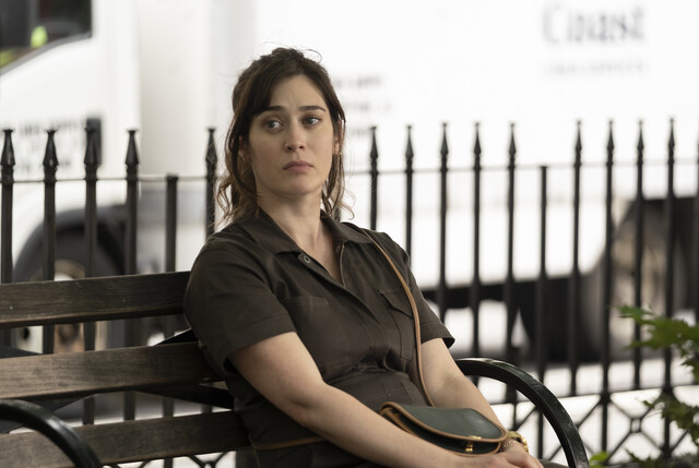 Libby (Lizzy Caplan) sitzt im Park und macht eine sehr erstaunliche Entdeckung.