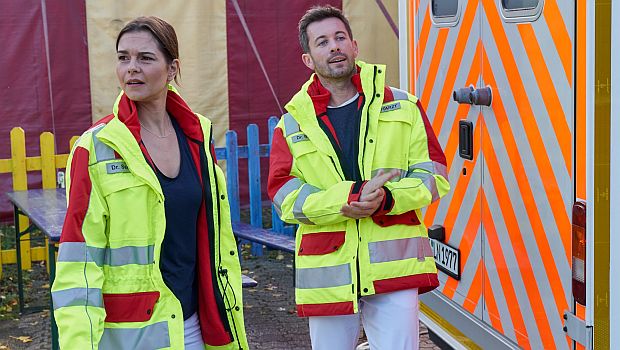 Der Rettungseinsatz bei einem Verkehrsunfall wird durch Dr. Alex Rode (Jan Hartmann) zum Wettstreit mit Kollegin Dr. Laura Seifert (Susan Hoecke) gemacht.