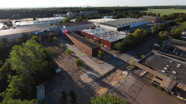 Anderer Blickwinkel: Auf der linken Seite der Lindenstraße befanden sich die Villa Dressler und das Haus Nr. 3. Rechts hinten der Supermarkt Naro und das Astor Kino, rechts vorne das Restaurant Akropolis. Am Ende der Kastanienstraße befand sich die Werkstatt, auf der rechten Seite das Reisebüro "Ehrlich Reisen" und das Café Bayer.