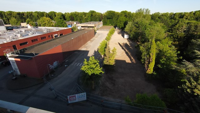Aufnahme der abgerissenen Kulissen von der anderen Seite: Links war der Supermarkt Naro, rechts standen die Villa Dressler und das Haus Nr. 3.