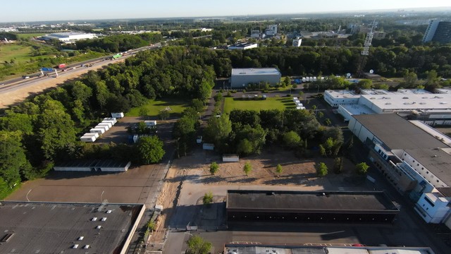 Um 90° gedreht: Auf dem Platz links gegenüber der Kastanienstraße (senkrecht) standen das Café Bayer und das Reisebüro "Ehrlich Reisen". Am Ende der Straße befand sich die Werkstatt. Waagerecht: Die Lindenstraße.