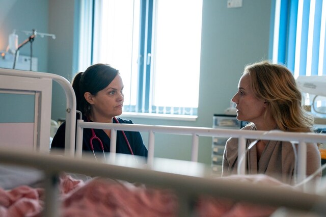 Ärztin Liz (Jo Joyner, l.) muss sich Vorwürfe ihrer Freundin Jess (Diane Kruger) anhören.