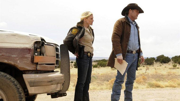 Sheriff Walt Longmire (Robert Taylor) und Deputy Vic Moretti (Katee Sackhoff) auf Spurensuche
