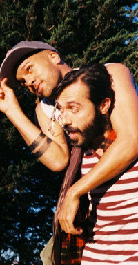 Agustín mit seinem Freund Frank (O.T. Fagbenle, l.).