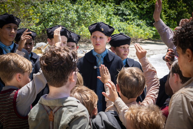 Jack (Lox Pratt im Chorgewand, Mitte) bringt sich als nat&uuml;rlicher Anf&uuml;hrer in Stellung