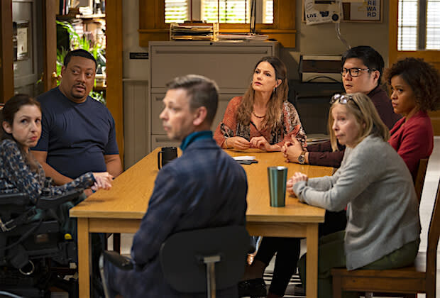 Schlechte Stimmung in der Fakultät: (v. l.) Emma (Shannon DeVido), Paul (Cedric Yarbrough), Finny (Haig Sutherland), Gracie (Suzanne Cryer), Billie (Nancy Robertson), Teddy (Arthur Keng) und June (Alvina August) canceln Hank.