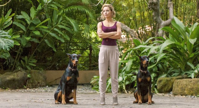 Higgins (Perdita Weeks) in Yoga-Klamitten und mit den Dobermännern Zeus und Apollo