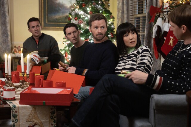 Wieder mal Krawall an der Weihnachtstafel: Malcolm neben (v. l.) Reese (Justin Berfield), Francis (Christopher K. Masterson), dessen Frau Piama (Emy Coligado) und Dewey (Caleb Ellsworth-Clark)