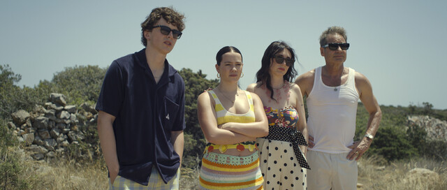 Machen mal wieder in Urlaub in der Ägäis (v.l.n.r.): Kit (Harry Gilby), April (Teddie Allen), Nat (Carice van Houten) und Jamie Tanner (David Duchovny).