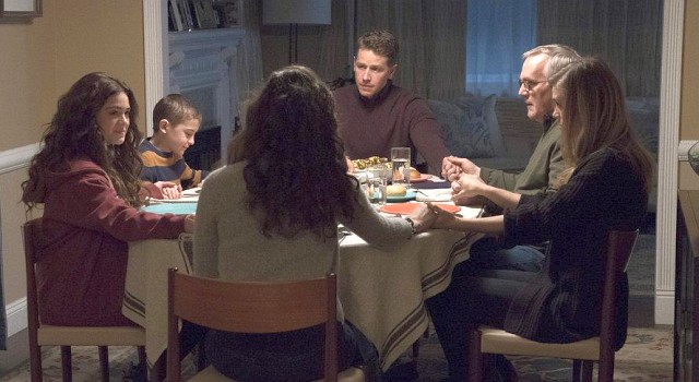 Die wiedervereinte Stone-Familie: Die "gleichalten" Geschwister (Luna Blaise) und Cal (Jack Messina), Mutter Grace (Athena Karkanis), Vater Ben (Josh Dallas), der verwitwete Opa Steve (Malachy Cleary) und "Tante" Michaela (Melissa Roxburgh)