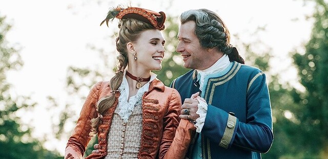 "Papa Roi" (James Purefoy, r.) mit seiner Maîtresse Madame du Barry (Gaia Weiss) in "Marie Antoinette"