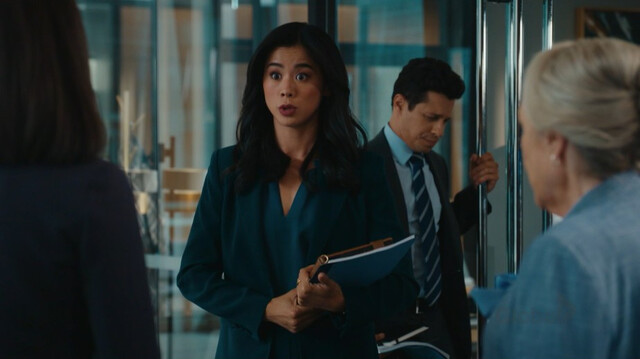 Bangt um ihre Stellung bei Jacobson Moore: Sarah (Leah Lewis, M.). Kollege Billy (David Del Rio) und Matty Matlock versuchen immer wieder, sie zu beruhigen.