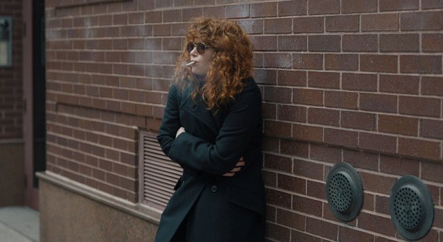 Die brutal-sarkastische Computerspiel-Entwicklerin Nadia Vulvukov (Natasha Lyonne) lässt normaler Weise nichts an sich heran.