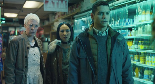 Natashas Freundinnen Lizzy (Rebecca Henderson) und Maxine (Greta Lee) zusammen mit Alan (Charlie Barnett) im Kiosk, den auch Nadia immer wieder frequentiert.