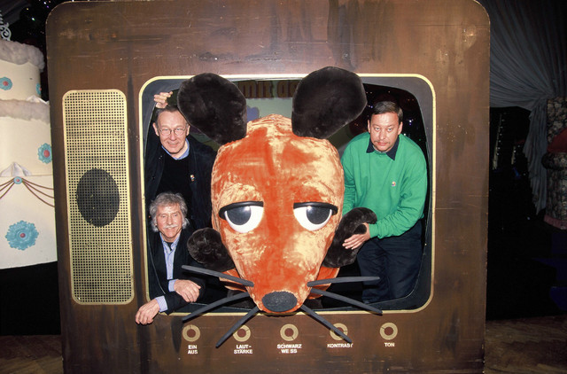 Armin Maiwald (o. l.), Christoph Biemann (r.) und Maus-Zeichner Friedrich Streich (u. l.)