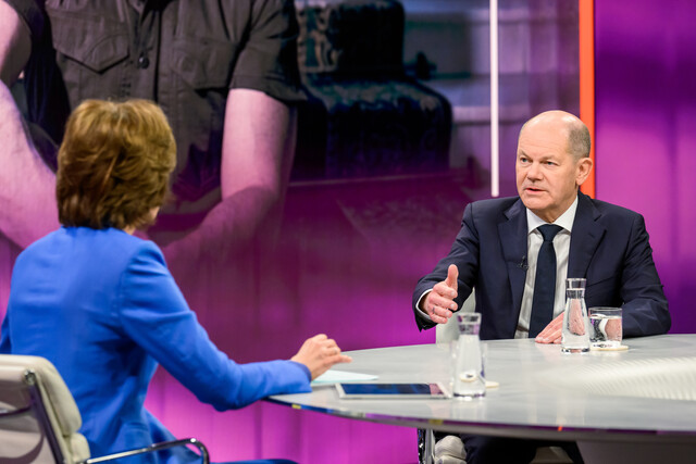 In der 1000. Sendung von "Maybrit Illner" ist Bundeskanzler Olaf Scholz (SPD) der einzige Gast - wie auch bereits hier im Februar 2023