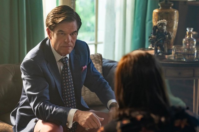 Hier seriös, auf Partys dagegen mit echten Schlangen behängt: Mayfair-Onkel Cortland (Harry Hamlin).
