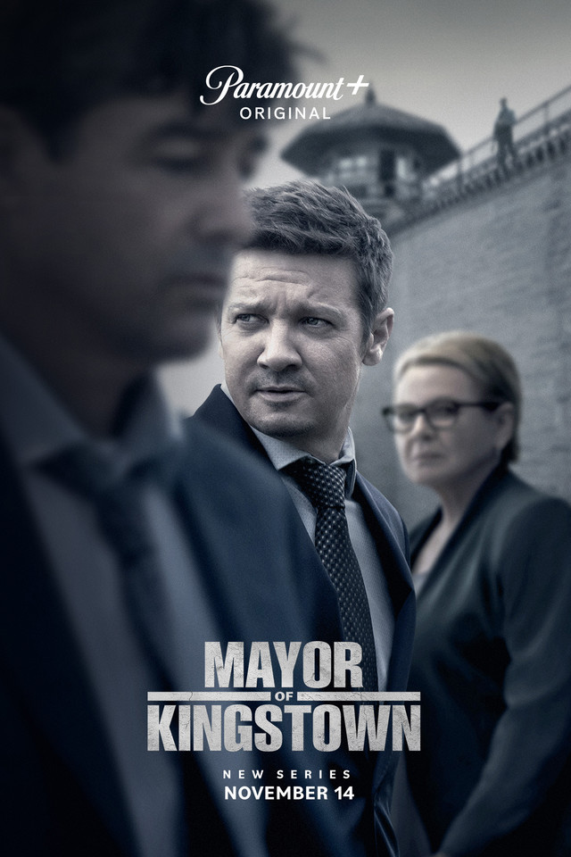 Mitch McLusky (Kyle Chandler, l.), Mike McLusky (Jeremy Renner) und ihre Mutter Miriam (Dianne Wiest) in "Mayor of Kingstown"
