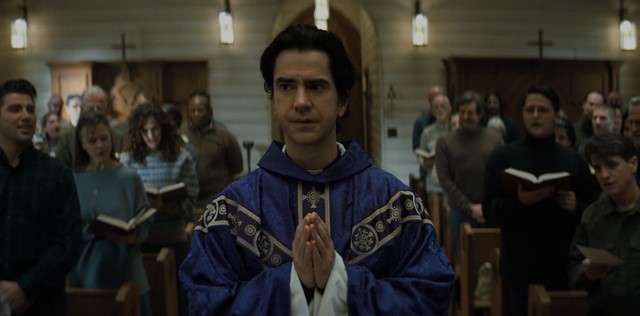 Was führt der neue Priester Vater Paul (Hamish Linklater) im Schilde?